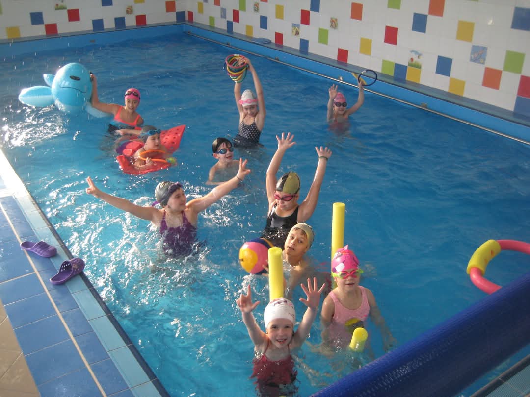 Copii la cursul de înot în piscina Marlin